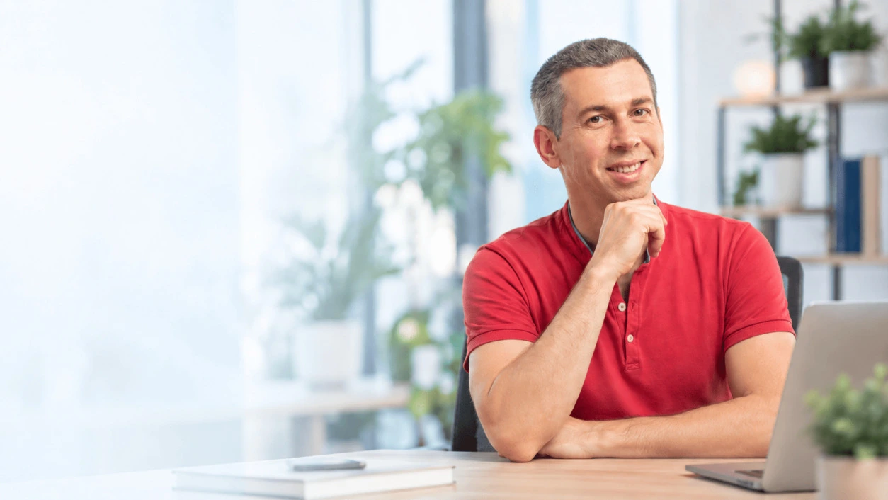 Portrait professionnel du fondateur de Résultats Plus Groupe dans un bureau lumineux.